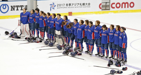 여자 아이스하키, 중국전 첫 승      (삿포로=연합뉴스) 신창용 기자 = 한국 여자 아이스하키가 중국을 상대로 역사적인 첫 승을 따냈다.     새러 머레이(28·미국) 감독이 이끄는 대표팀은 23일 일본 삿포로 쓰키사무 체육관에서 열린 대회 4차전에서 중국과 슛아웃(승부치기)까지 가는 치열한 접전 끝에 3-2(1-1 1-1 0-0 0-0 <슛아웃> 1-0) 역전승을 거뒀다.      승리 후 선수들이 애국가를 부르고 있다. 2017.2.24 [하키포토(임채우) 제공 = 연합뉴스]  (끝)
